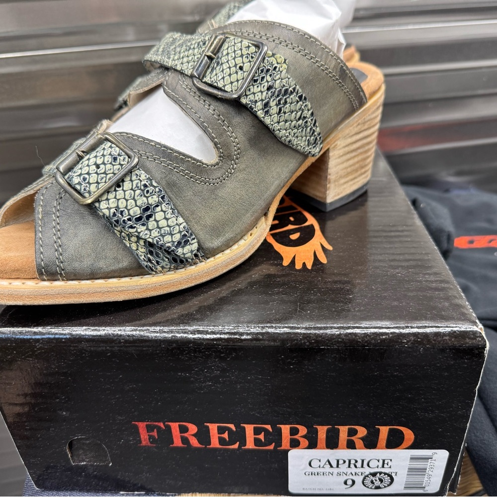 Freebird Caprice Green Snake Size 9 Sandals in Original Box Like New